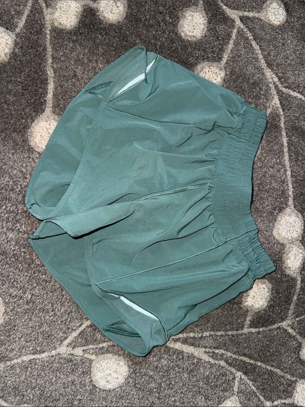 Lululemon Shorts Hotty Hot, Low Rise 4”, sz4